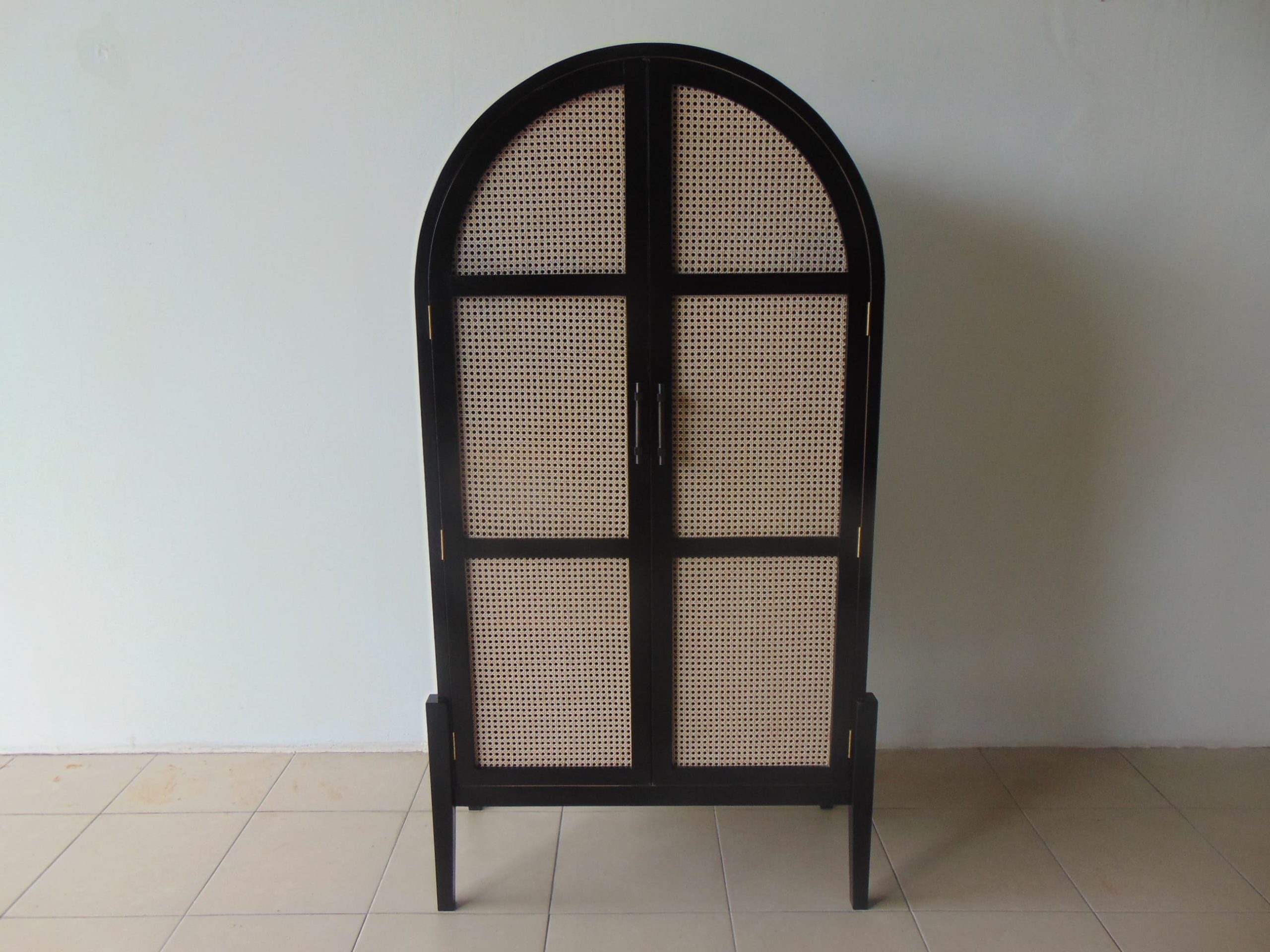 WB2023080 Display Arch Black Cabinet Cane Doors (1)